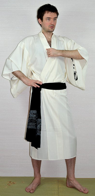 японское мужское кимоно и шелковый пояс оби