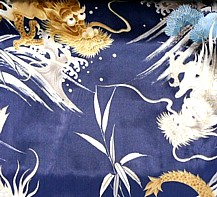 деталь рисунка ткани японского мужского шелкового халата-кимоно синего цвета