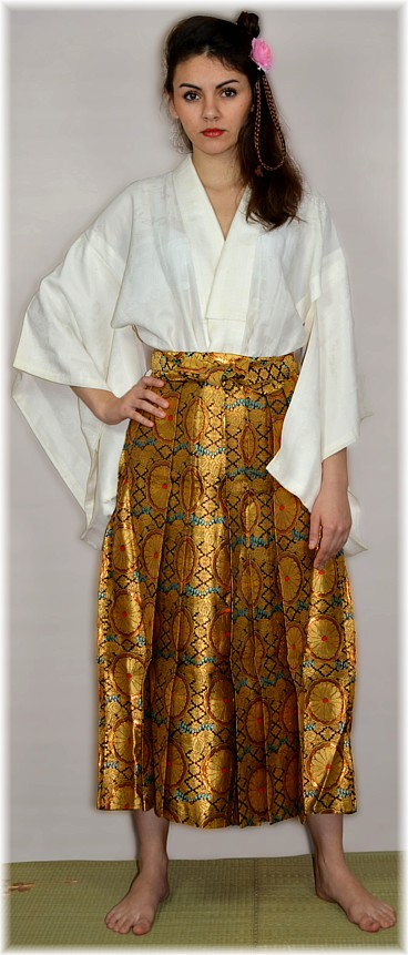 парадные хакама ( штаны-юбка) из золотой парчи