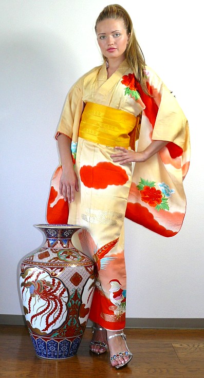 японское старинное кимоно с вышивкой и авторской росписью