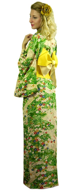 японское традиционное весеннее кимоно и пояс - оби