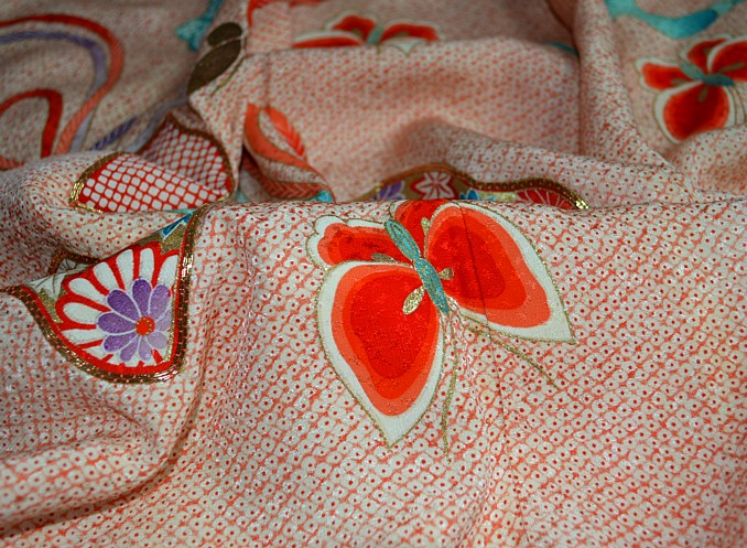 деталь авторской росписи на ткани шелкового кимоно