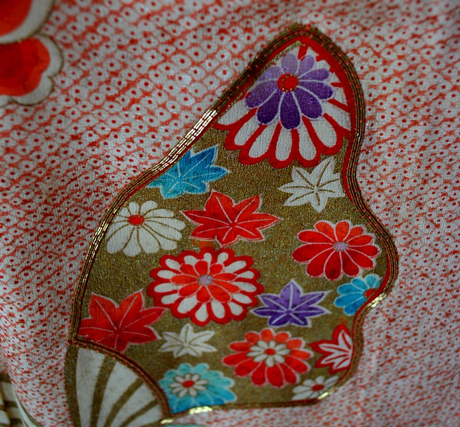 деталь вышивки на ткани  шелкового японского старинного  кимоно