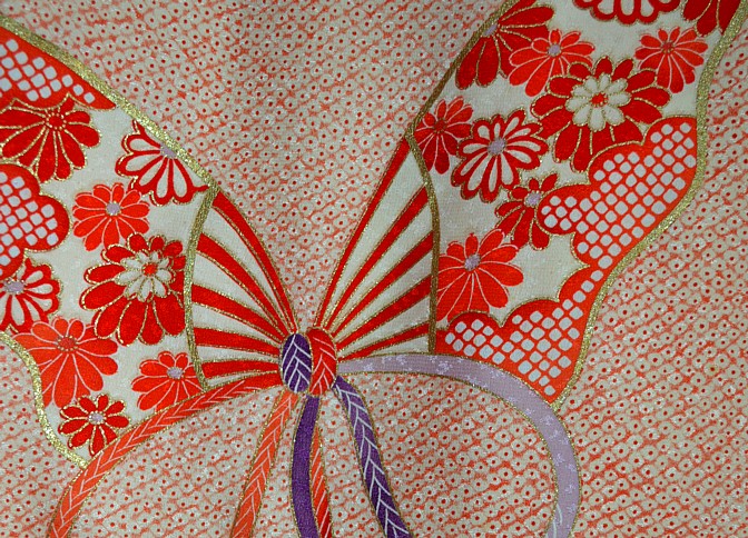 деталь росписи на ткани японского шелкового кимоно