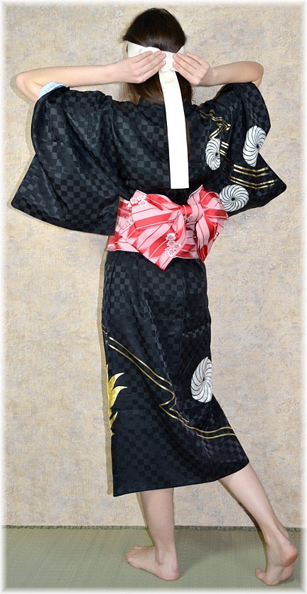 японское традиционное женское кимоно с авторским рисунком
