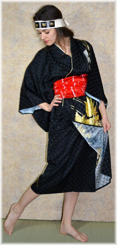 японское традиционное женское кимоно с авторским рисунком