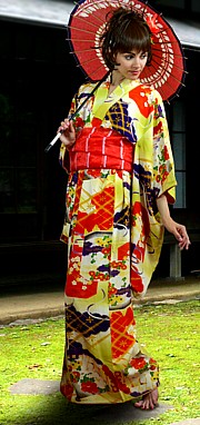шелковое японское антикварное  кимоно молодой девушки