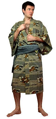 японское страинное мужское кимоно