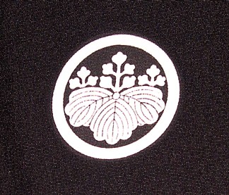 самурайский герб на мужском традиционном кимоно