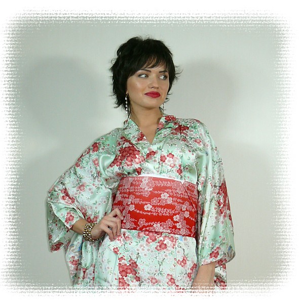 японское кимоно и пояс оби с бантом в виде бабочки