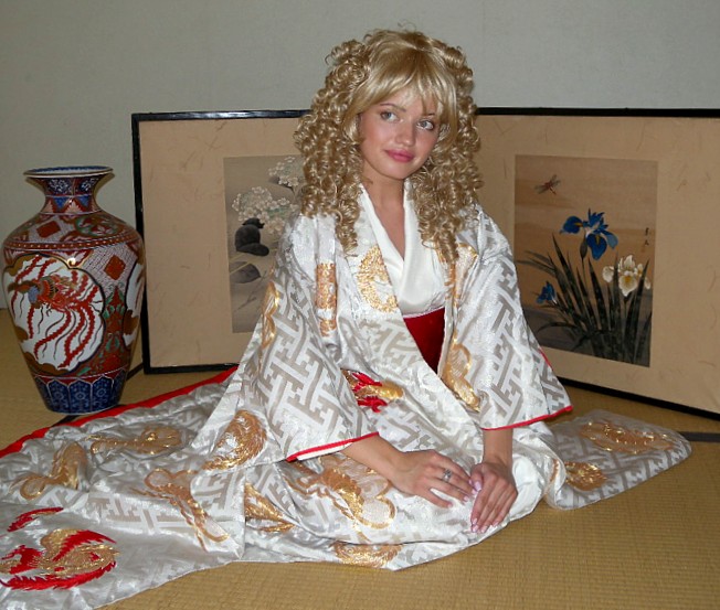 японское традиционное кимоно невесты и пояс оби