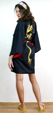 женский халатик-кимоно с вышивкой на спине и груди
