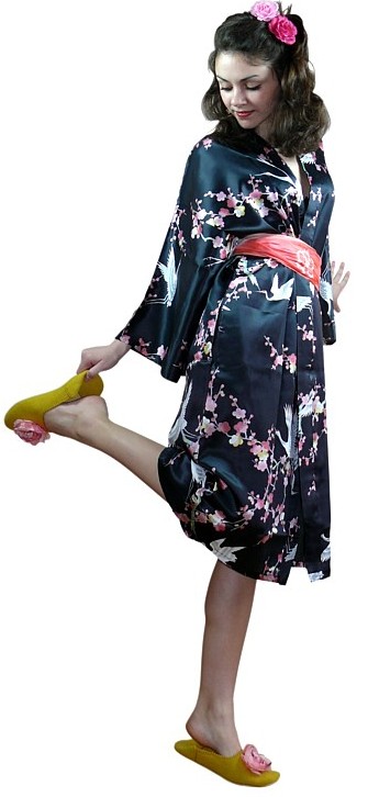 японский шелковый халатик-кимоно - стильный подарок девушке!