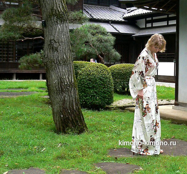 японское кимоно из натурального шелка СУЗУМЭ