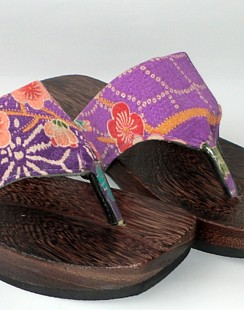 японская традиционная обувь из дерева ГЭТА