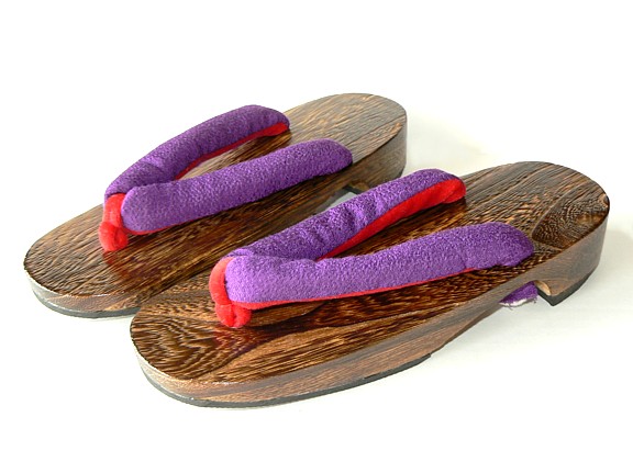японская традиционная обувь из дерева